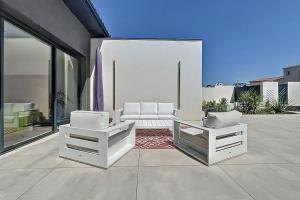 Maisons de vacances Modern villa with pool : photos des chambres