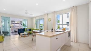 Shoreside Apartment at 201