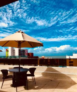 Apartamento Completo na praia com terraço privativo - 2 quartos