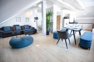 CASA 8070 Exklusive Maisonette-Wohnung 91 qm für Familien, Gruppen, Geschäftsreisende, inklusive Parkplatz, WLAN, Kaffee und Tee, voll ausgestattet für 1 bis 9 Gäste, zentrumsnah, Autobahn A9 Ingolstadt-Süd, Donau, Auwaldsee und Gewerbegebiet