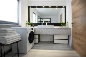 CASA 8070 Exklusive Maisonette-Wohnung 91 qm für Familien, Gruppen, Geschäftsreisende, inklusive Parkplatz, WLAN, Kaffee und Tee, voll ausgestattet für 1 bis 9 Gäste, zentrumsnah, Autobahn A9 Ingolstadt-Süd, Donau, Auwaldsee und Gewerbegebiet