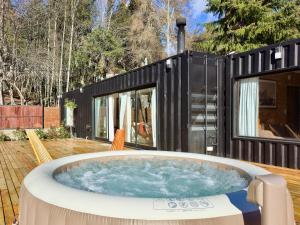 Casa Contenedor de Diseño con Jacuzzi en el Bosque