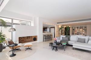 3BD 2 Floor Maisonette with Pool