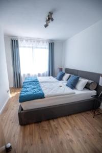 CASA 8070 Exklusive Maisonette-Wohnung 91 qm für Familien, Gruppen, Geschäftsreisende, inklusive Parkplatz, WLAN, Kaffee und Tee, voll ausgestattet für 1 bis 9 Gäste, zentrumsnah, Autobahn A9 Ingolstadt-Süd, Donau, Auwaldsee und Gewerbegebiet
