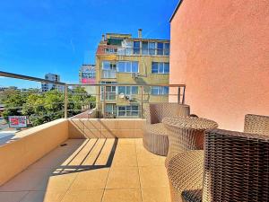 Sunny Cozy Retreat Big Balcony