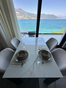 Azurno Pristaniste 1