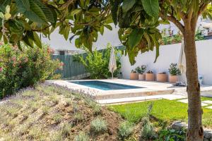 LA VILLA DES FLEURS en duplex avec jardin et piscine