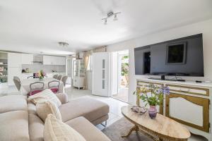 LA VILLA DES FLEURS en duplex avec jardin et piscine