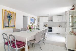 LA VILLA DES FLEURS en duplex avec jardin et piscine