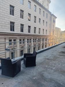 Spacious 2 Bedroom Apartment With Balcony & Parking