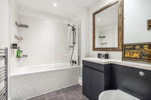 2 Bed Next River Thames fast Access Central London