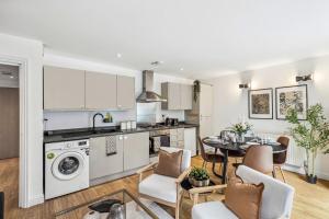 2 Bed Next River Thames fast Access Central London