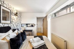 2 Bed Next River Thames fast Access Central London
