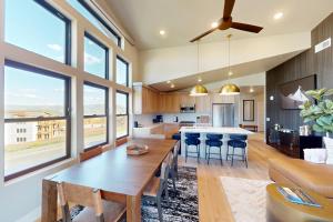 Mayflower Lakeside 304