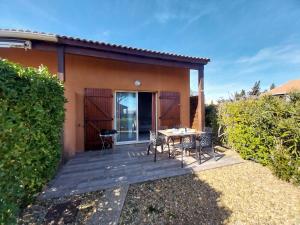 Appartements Pavillon T3 climatise, piscine et parking : Maison 2 Chambres