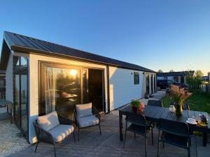 Elegantes Chalet am Wasser mit Steg Klimaanlage Ferienhaus am See Niederlande