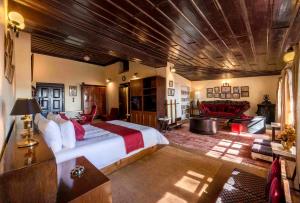 Oak Lodge 5BD Vintage Home