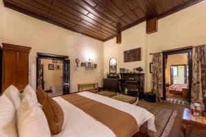 Oak Lodge 5BD Vintage Home