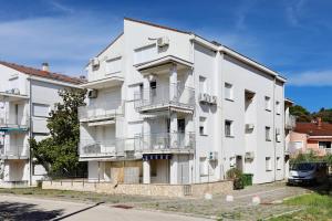 Gumbek11, Two Story, Two-Bedroom Apartment by the Sea