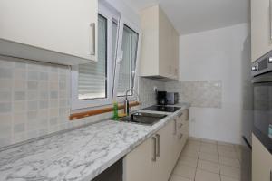 Gumbek11, Two Story, Two-Bedroom Apartment by the Sea