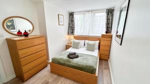 Modern 3-Bed, 3-Bath Maida Vale Flat with Private Garden near Little Venice, St Johns Wood, Regents Park, Paddington by NourNest Apartments
