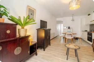 "Le Transversal 1" -Balcon-Garage privé optionnel -Centre historique-Plages à 21km !