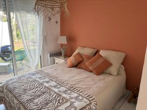 Maisons de vacances Agreable Maison 2 chambres 4 pers ,grand jardin,terrasses bois,plancha,ping pong,2 velos mixtes 1 velo enfant,a 800 m de la plage et du port de Navarrosse accessible par chemin sans voiture : photos des chambres