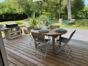 Maisons de vacances Agreable Maison 2 chambres 4 pers ,grand jardin,terrasses bois,plancha,ping pong,2 velos mixtes 1 velo enfant,a 800 m de la plage et du port de Navarrosse accessible par chemin sans voiture : photos des chambres