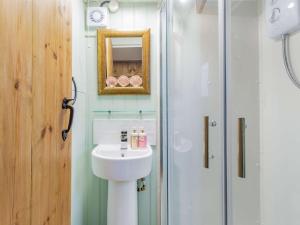 1 bed property in Beesands 86462