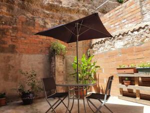 Habitación independiente con baño y patio en Cremallera de Montserrat