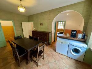 Maisons de vacances Charmante maison a Laure-Minervois avec piscine et jardin : photos des chambres