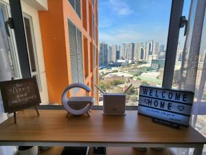 Cozy 1BR Corner with Panoramic City Skyline View