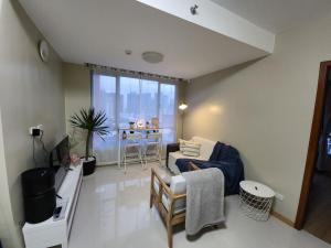Cozy 1BR Corner with Panoramic City Skyline View