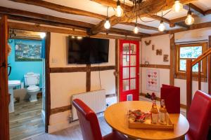 Soldiers Cottage, with HOT TUB, dog friendly, great views