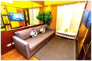 2 Bedroom Green Yellow luxury 5549 Makati 300Mb swim