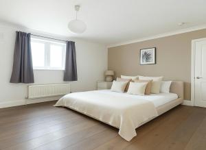 3 Bed Balcony Flat in Nine Elms