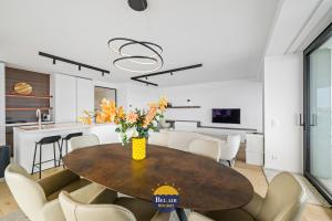 Stylish and luxurious 3-bedroom apartment with a large sunny terrace T19