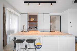 Stylish and luxurious 3-bedroom apartment with a large sunny terrace T19