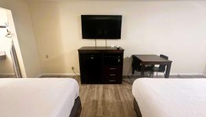 Queen Room with Two Queen Beds - Non-Smoking room in SureStay Hotel by Best Western Williams