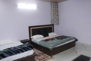Shri Anand Hotel Berinag Shahgram with Parking included