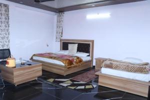 Shri Anand Hotel Berinag Shahgram with Parking included