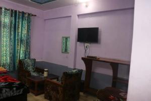 Shri Anand Hotel Berinag Shahgram with Parking included