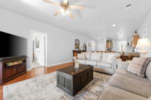 Thousand Hills Golf View Condo Walkin with Elevator and close to 76