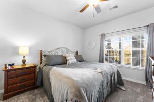 Thousand Hills Golf View Condo Walkin with Elevator and close to 76
