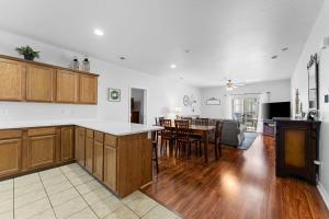 Thousand Hills Golf View Condo Walkin with Elevator and close to 76