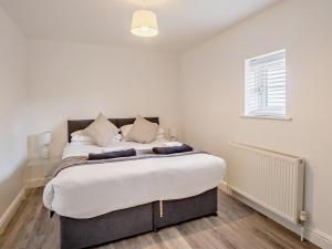 2 Bed in Newport 90243