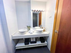 Family Apartment with sea views, pool & internet