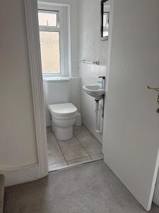 Spacious 4-Bed Home R&B STAYS Welcomes You