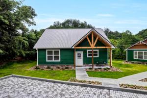 Cottontail Cottage 2BR Cabin Flat Entry Hot Tub across from Dollywood w fireworks views