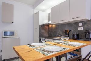 "Le Transversal 2" -Balcon-Garage privé optionnel -Centre historique -Plages à 21km !